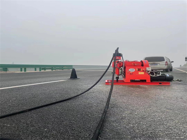 苏尼特右马路路基路面开裂下沉注浆加固灌浆